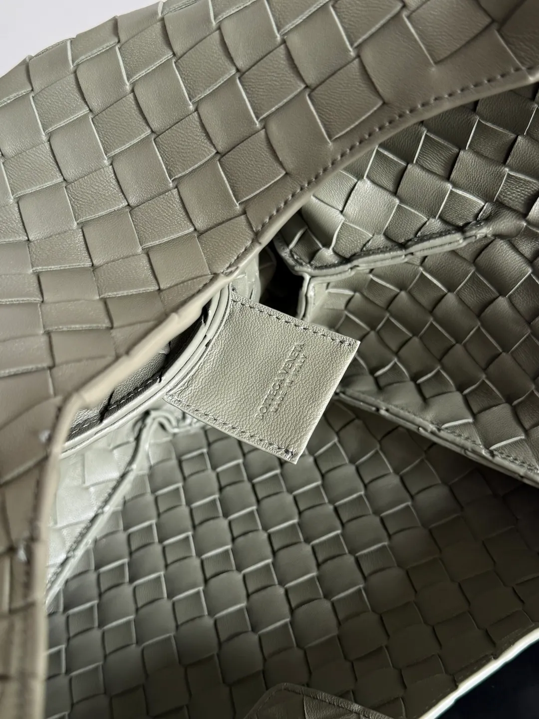 Batch 2160 new products are coming! BOTTEGA VENETA Bottega Veneta's 2025 new Campana shoulder bag is on the market~ First of all, I would like to praise the weight of this bag. As a not too small bag, it is very light for daily use. For people like me who need to carry a lot of belongings when going out, this advantage is great, and it greatly reduces the burden of traveling. 🛍️The shape is a bit like a combination of parachute and jodie. The blunt triangle shape is cute and honest. Carrying it on your back when going shopping is a good mood accelerator. The handles and body of the bag are both classic weaves. A tie is added to the original open design. If it is not tied up, the bag will look like a small vegetable basket when carried. Style number: 844249 Size: 33*20*16.5cm